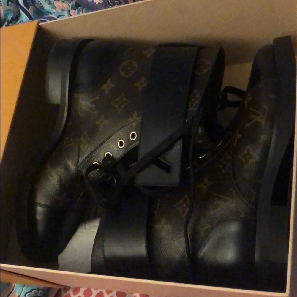 LV AUTHENTIC BOOTS(for tommy)